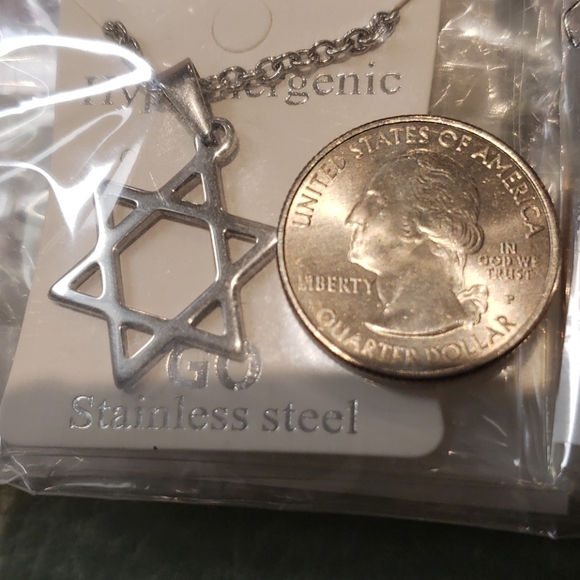 💋2/$12💋 Star of David Pendant w/chain - Picture 2 of 3